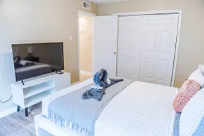 Ideally 2Br Near Lake Apartment - Image 4