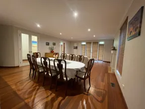 5-Star Lakeview Stay@ Yarralumla - Image 2