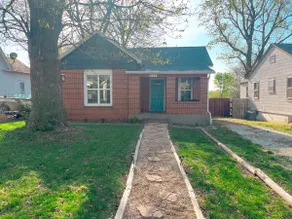 Entire House w/ Fire Pit & Deck 4 Mins to Downtown - Image 3
