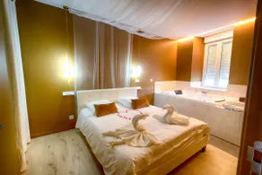 Private Cinema Getaway • Whirlpool • Sleeps 5 - Image 4