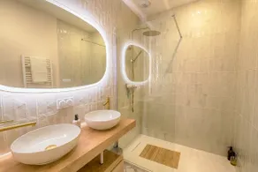 Private Cinema Getaway • Whirlpool • Sleeps 5 - Image 3