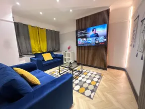 * Whole Luxury Modern Warm House * Free Parking * - Image 2