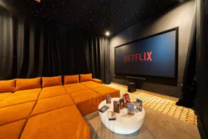 Palais Aureola Luxury Padel and Home Cinema - Image 3