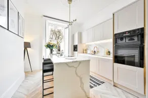 Elegant Chelsea House w/Primary Suite - Image 2