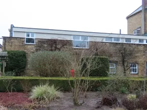 Flat in quiet, secure area - Image 2
