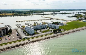 Port Clinton Paradise- Waterfront 2 bedroom, Pool, Hot tub, Sauna, Fire pit - Image 4