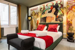 Arc de Triomphe: Emerald Suite with Jacuzzi - Image 5