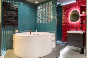 Arc de Triomphe: Emerald Suite with Jacuzzi - Image 3