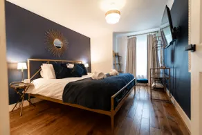 Luxury 2 Bedroom City Centre Haven Super King En-suite with Parking - Image 2