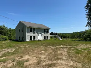 Mountain view retreat with beach access - Image 2