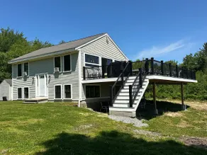 Mountain view retreat with beach access - Image 3