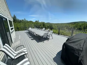 Mountain view retreat with beach access - Image 4