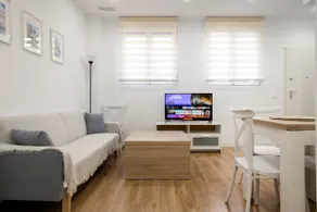 Newly renovated apartment ideal for groups/families - Image 3