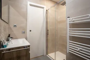 Newly renovated apartment ideal for groups/families - Image 5
