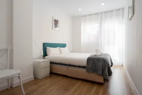 Newly renovated apartment ideal for groups/families - Image 2