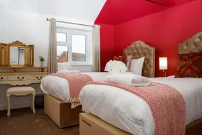 6 BR 3 Bath Spacious Tudor House & Free Parking - Image 3