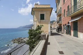 Beachfront house with patio - Image 5