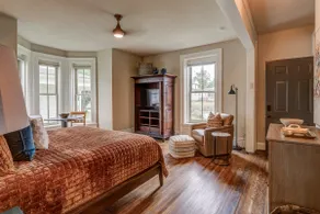 Historic 1880 1-bedroom Apartment - Image 5
