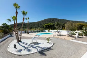 Luxe Villa 4BR | Pool | Garden | BBQ | Basketball - Image 3