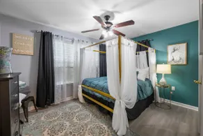 Adorable Downtown Cottage - Image 3