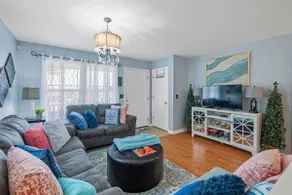 Adorable Downtown Cottage - Image 4