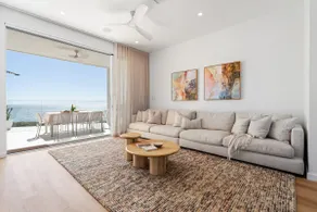 Jewel~Family friendly luxury living~4 king rooms - Image 2