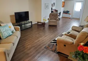 King Bed Basement Suite, Province + City Licensed - Image 5