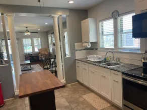 Cozy 2BR |WiFi| Beaches & Downtown - Image 4
