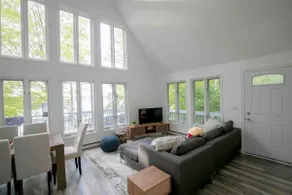 Grippen Lakehouse: Waterfront Cottage for 10 - Image 4