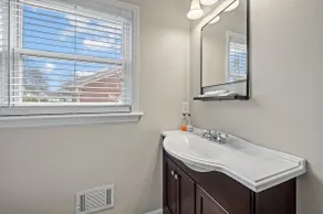 The Rhitreat, 2BR, 10 Min to Downtown & Airport - Image 2