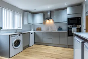 3-Bed House - Ideal for Contractors and Families - Image 3