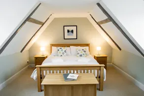 Stow Manor sleeps, 18-24 - Image 5
