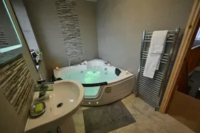 Cosy 2 bed home with jacuzzi bath in Wythenshawe near Manchester Airport - Image 4