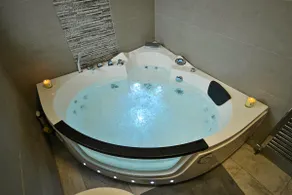 Cosy 2 bed home with jacuzzi bath in Wythenshawe near Manchester Airport - Image 5