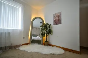 Cosy 2 bed home with jacuzzi bath in Wythenshawe near Manchester Airport - Image 3