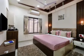 3BHK|Pool Luxe|StayVista| Serenity Meadows @Nashik - Image 5