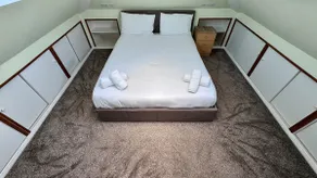 Spacious Home Near Tube Free Parking and Fast WiFi - Image 4