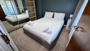 Spacious Home Near Tube Free Parking and Fast WiFi - Image 5