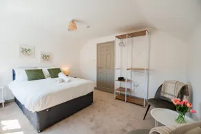 Winston Bungalow By Horizon Stays - Image 4