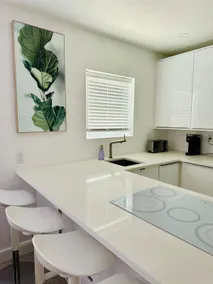 Sunny Beachside Retreat - Image 4