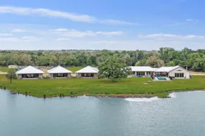 Huge Lakeside Escape: Hot Tub, Heated Pool, Games - Image 5