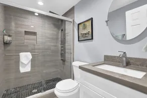 Modern & Quiet Bsmt Retreat+Grill+priv parking - Image 4