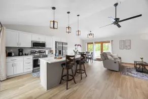 Bright & Beautiful West Side Home - Kinnick & UIHC - Image 2