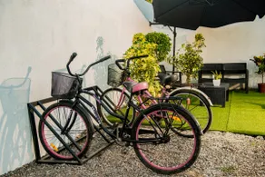 King Bed • Bikes • 15-Min Walk • Playas del Coco - Image 4
