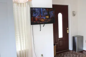 Bright and Elegant Guest Suite - Image 5