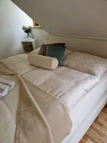 Apartment with lake access & pool & garden - Image 3