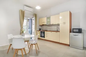 Modern House with Courtyard, 3 Bedrooms - Image 3