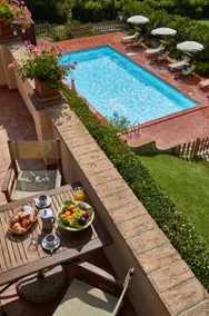 Apartment with hill view and pool - Image 4