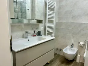 Spacious & Stylish Apartment - Partial Lake View - Image 2
