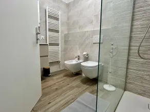 Spacious & Stylish Apartment - Partial Lake View - Image 5